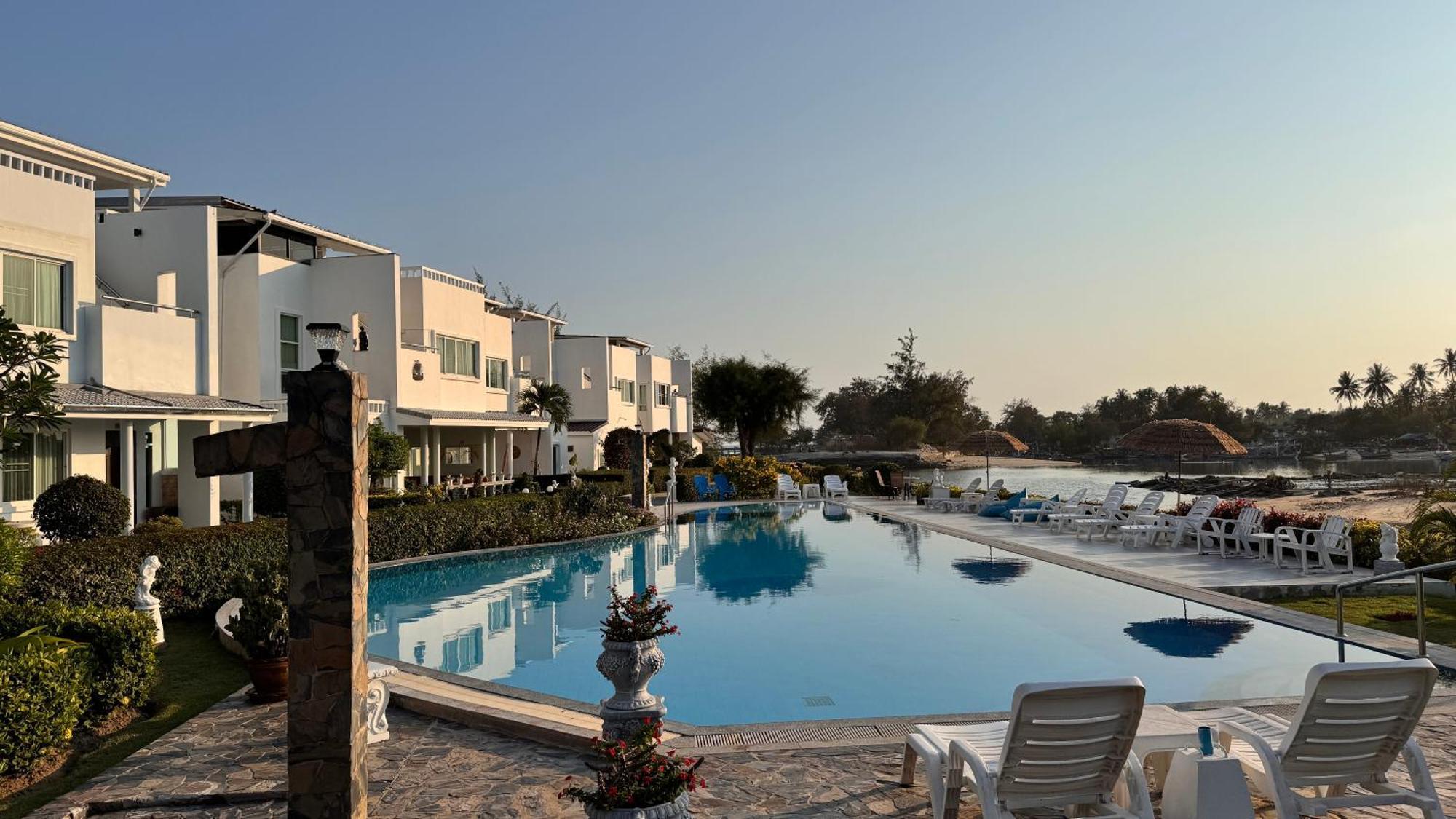Absolute Beachfront Villa Ban Huai Yang エクステリア 写真